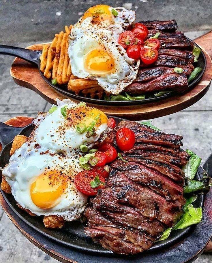 Steak & Eggs Skillet Brunch Bowl 🥩🍳🍅🧇